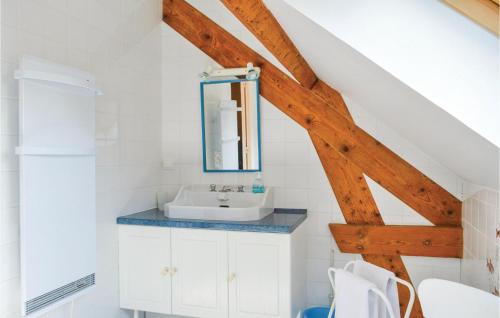 Et badeværelse på 3 Bedroom Stunning Home In Roisel