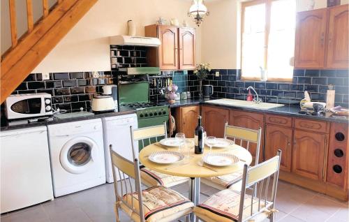 cocina con mesa y lavadora en Amazing Home In Ligny-sur-canche With 2 Bedrooms And Wifi, en Nuncq