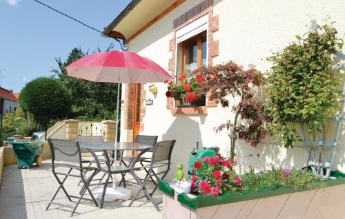 O grădină în afara Gorgeous Home In Ligny-Sur-Canche