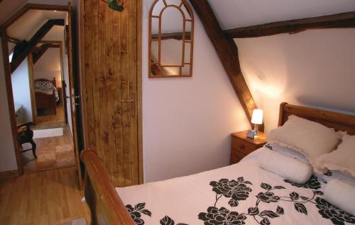 Schlafzimmer mit einem Bett, einem Spiegel und einer Tür in der Unterkunft Amazing Home In Ligny-sur-canche With 2 Bedrooms And Wifi in Nuncq