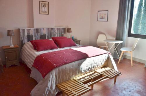 מיטה או מיטות בחדר ב-La bastide des lavandières