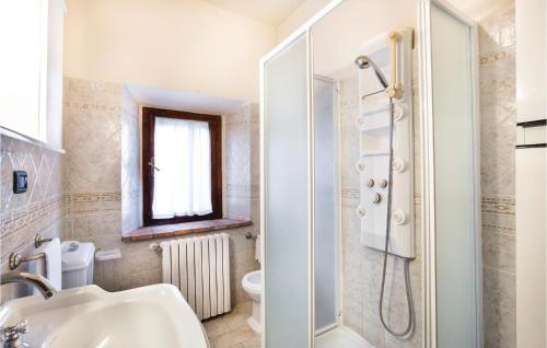 UlignanoにあるLe Violeのバスルーム(シンク、シャワー、トイレ付)