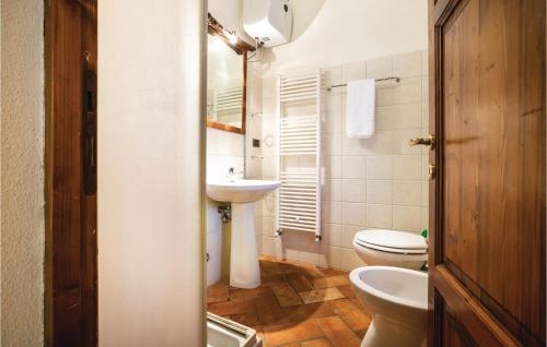 a bathroom with a toilet and a sink at Le Viole in Ulignano