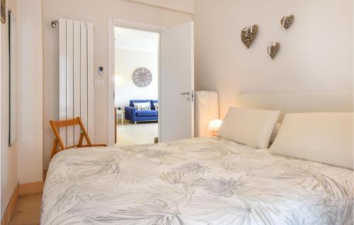 スポトルノにあるCasa Stella Marinaの青いソファ付きの客室の白いベッド1台