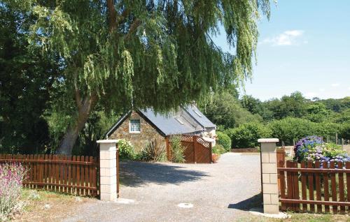 une maison avec une clôture en bois et un arbre dans l'établissement Holiday Home St Ignace, à Keraudy