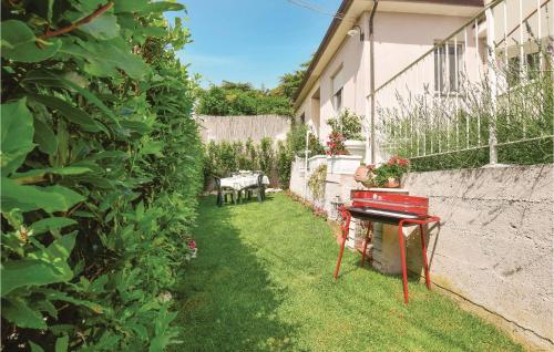 a garden with a table and chairs in a yard at Villetta Rizzi in Gualdo