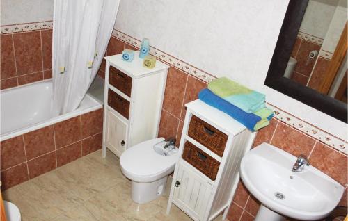 A bathroom at Amazing Apartment In Isla Plana With House Sea View