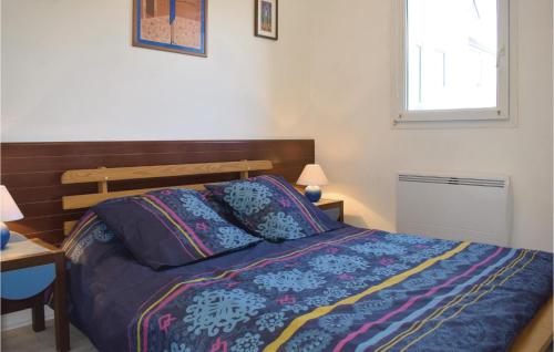 מיטה או מיטות בחדר ב-Awesome Apartment In Trevou Treguignec With Wifi