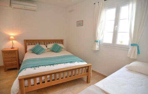 ル・グロー・デュ・ロワにあるBeautiful Home In Aigues-mortes With 3 Bedrooms And Wifiのベッドルーム(ベッド1台、窓付)