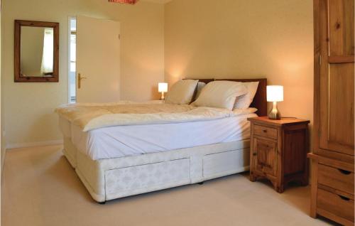 Gulta vai gultas numurā naktsmītnē 4 Bedroom Cozy Home In Port-en-bessin-huppain
