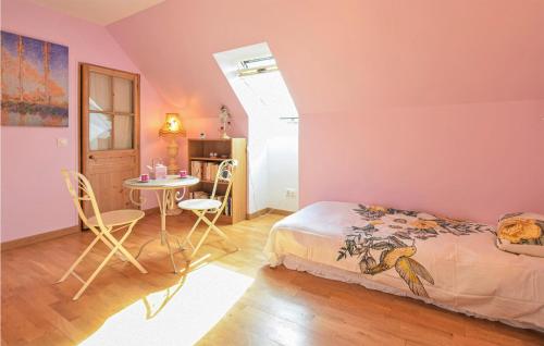 1 dormitorio con 1 cama, mesa y sillas en Stunning Apartment In Le Mesnil-esnard With Kitchen, en Le Mesnil-Esnard