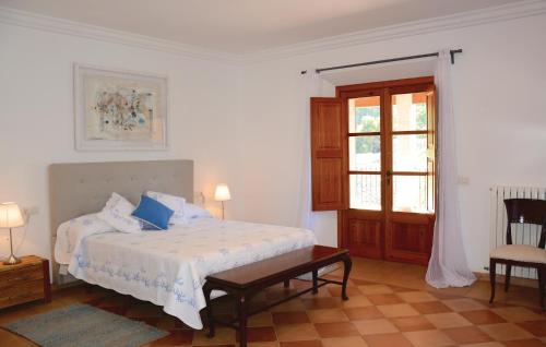 Habitación blanca con cama y ventana en 4 Bedroom Stunning Home In Fornalutx, en Fornalutx