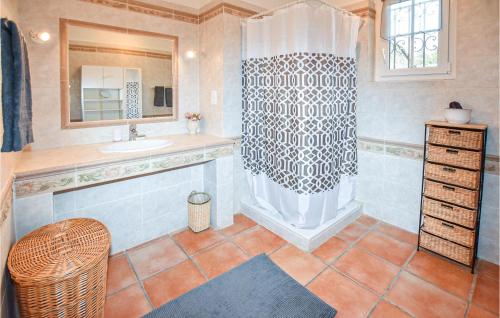 uma casa de banho com um chuveiro e um lavatório. em Nice Home In Cairanne With Outdoor Swimming Pool em Cairanne