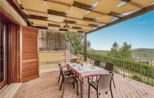 un patio avec une table et des chaises sur un balcon dans l'établissement Belvedere, à Itri