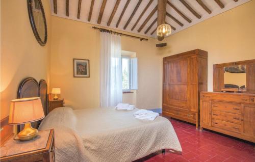 een slaapkamer met een bed, een dressoir en een spiegel bij La Cisterna in Monte San Savino