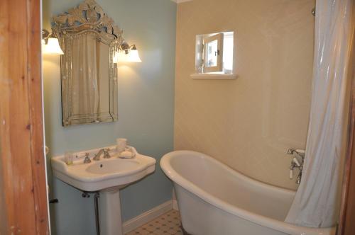 a bathroom with a bath tub and a sink at Tammsaare apartment in Pärnu