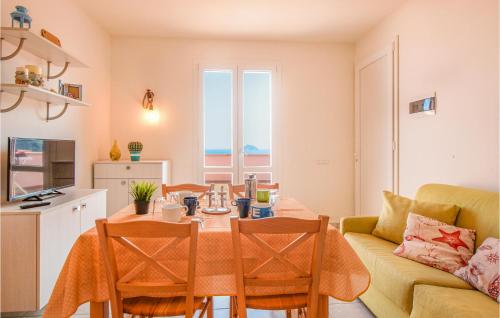 un soggiorno con un tavolo e un divano di 2 Bedroom Gorgeous Home In Cavo a Cavo