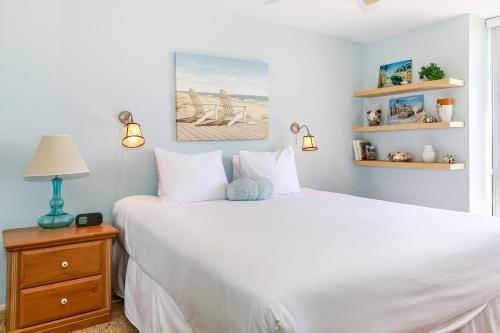 een slaapkamer met een groot wit bed en een lamp bij G222 - Paradise Found in Oceanside