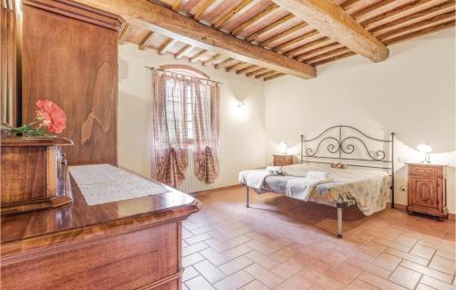 um quarto com uma cama e uma mesa num quarto em Frantoio em Lamporecchio