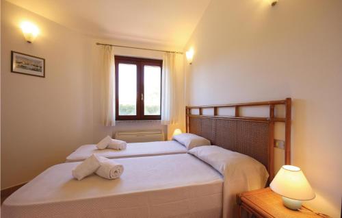 um quarto com 2 camas e toalhas em Cozy Home In Costa Rei -ca- With Wifi em Monte Nai