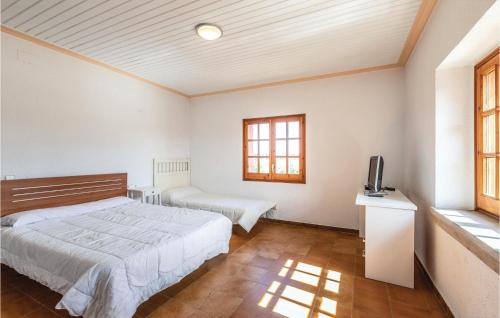 Posteľ alebo postele v izbe v ubytovaní 8 Bedroom Amazing Home In Riudellots
