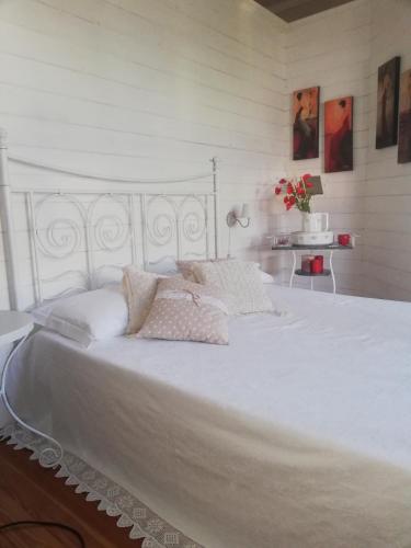 a white bed with two pillows at Villa Ceirano in Lagnasco