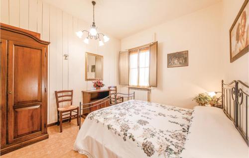 1 dormitorio con cama, escritorio y ventana en Corte Ponziani 2, en Orentano