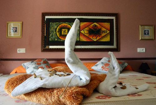 two swans made out of towels on a bed at Caseria 7 Fuentes in Hinojares