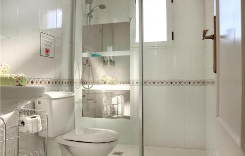bagno bianco con servizi igienici e doccia di Stunning Apartment In Torrevieja With Wifi, Outdoor Swimming Pool And Swimming Pool a Torrevieja