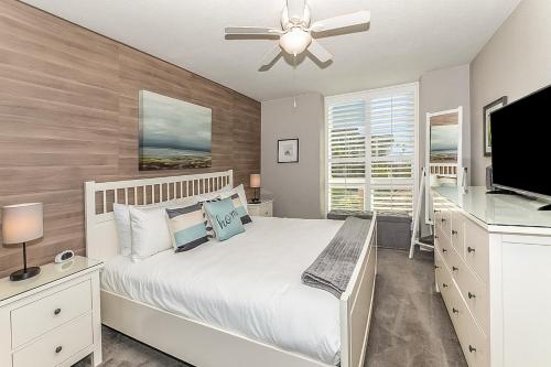 a bedroom with a bed and a ceiling fan at C112 - Pier Pleasure in Oceanside