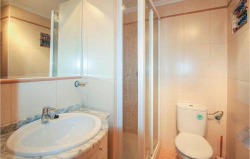 y baño con lavabo y aseo. en 2 Bedroom Amazing Apartment In Torrevieja, en Torrevieja