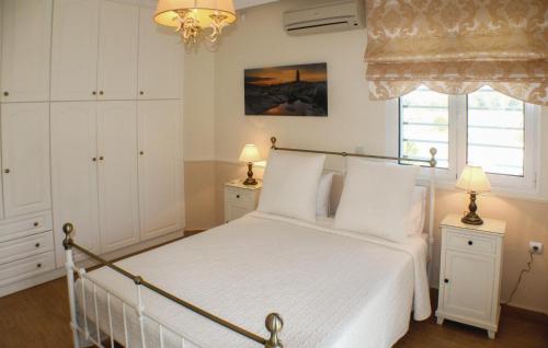 Ένα ή περισσότερα κρεβάτια σε δωμάτιο στο Nice Home In Nea Makri With Kitchen