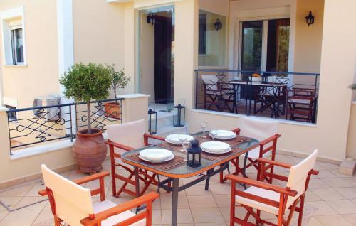 Μπαλκόνι ή βεράντα στο Nice Home In Nea Makri With Kitchen