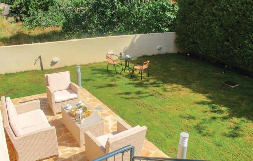 Κήπος έξω από το Nice Home In Nea Makri With Kitchen