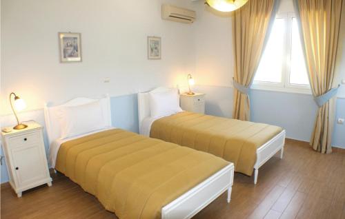 Ένα ή περισσότερα κρεβάτια σε δωμάτιο στο Nice Home In Nea Makri With Kitchen