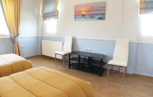 Χώρος καθιστικού στο Nice Home In Nea Makri With Kitchen