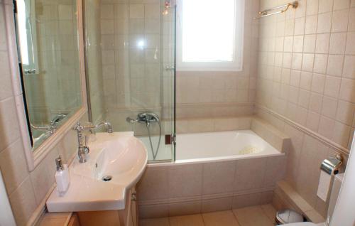 Ένα μπάνιο στο Nice Home In Nea Makri With Kitchen