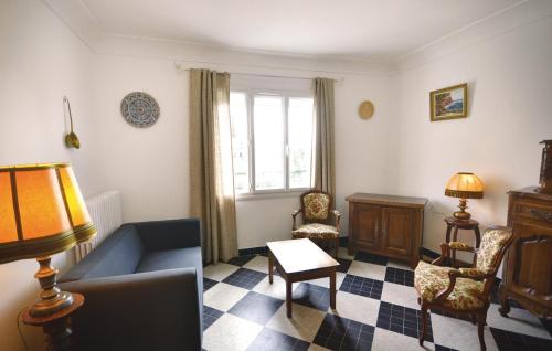 un salon avec un canapé, des chaises et une fenêtre dans l'établissement Lovely Home In Caromb With Wifi, à Caromb