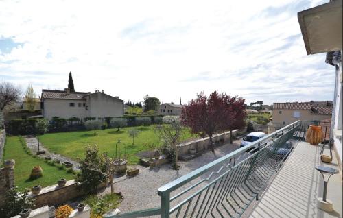 d'un balcon avec vue sur la cour. dans l'établissement Lovely Home In Caromb With Wifi, à Caromb