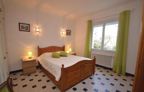 Кровать или кровати в номере Lovely Home In Caromb With Wifi