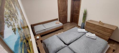 Postel nebo postele na pokoji v ubytování VLADIMÍRA APARTMÁN TELGÁRT