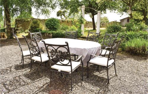 une table et des chaises avec une table blanche dans l'établissement Holiday Home Château De Bremesnil P-836, à Saint-Germain-du-Crioult