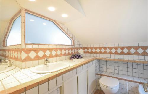 Bathroom sa Nice Apartment In Genova With 1 Bedrooms And Wifi