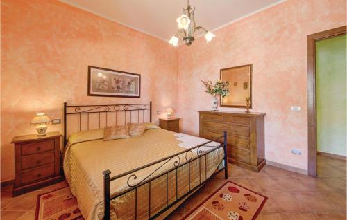 Schlafzimmer mit einem Bett, einer Kommode und einem Spiegel in der Unterkunft Awesome Apartment In Cecina Li With Kitchen in Fiorino