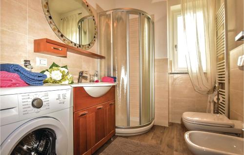 een badkamer met een wasmachine en een wastafel bij Casa Emma Vista Lago in Vercana