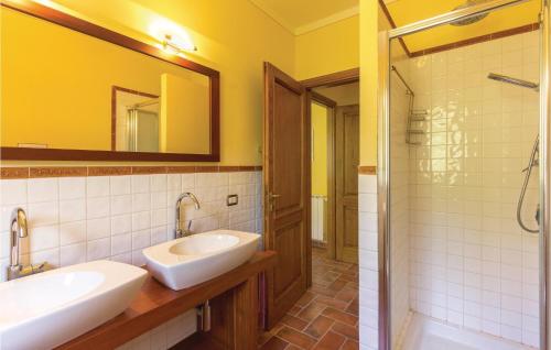 2 Bedroom Nice Home In Camaiore Lu tesisinde bir banyo