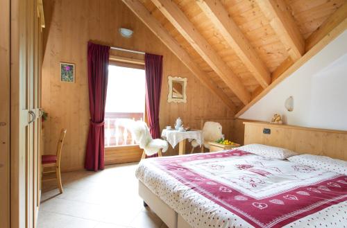 Schlafzimmer mit einem Bett und einem Fenster in der Unterkunft Hotel Cevedale in Santa Caterina Valfurva