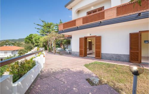 a house with a balcony and a walkway at Villa Sarah in Ioppolo