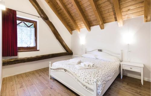 Raveo的住宿－Fornasiero 1，卧室配有白色的床和窗户。
