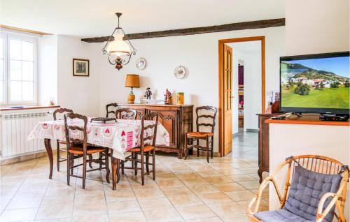 une salle à manger avec une table, des chaises et une télévision dans l'établissement Gorgeous Apartment In Ponts With Wifi, à Ponts